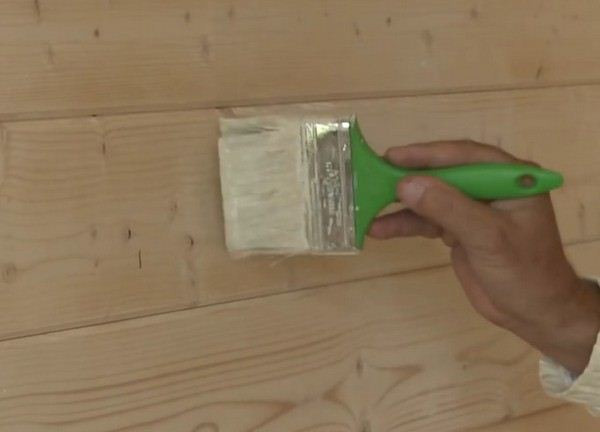 Для нанесения краски лучше использовать кисть